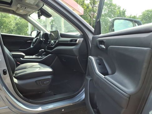 Used 2023 Toyota Highlander XLE AWD/4WD image 11