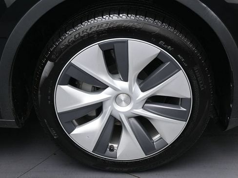 Used 2024 Tesla Model Y Long Range AWD/4WD image 36
