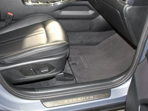 Used 2023 Kia Sorento SX image 11