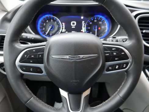 Used 2022 Chrysler Pacifica Touring-L image 11