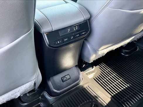Used 2022 Toyota Highlander XLE AWD/4WD image 34