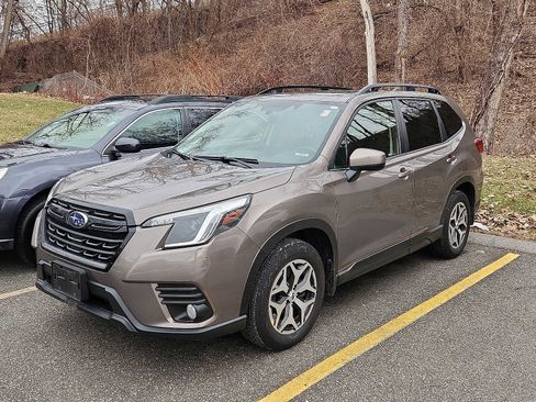 Used 2023 Subaru Forester Premium image 3