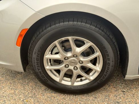 Used 2023 Chrysler Pacifica Touring-L FWD image 12