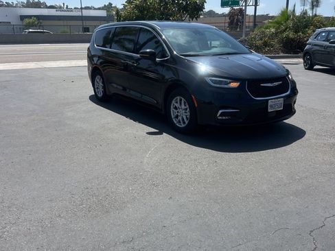 Used 2025 Chrysler Pacifica Select FWD image 5