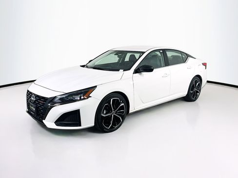 Used 2024 Nissan Altima 2.5 SR image 3