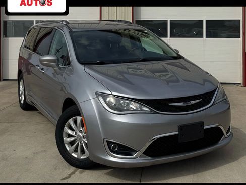 Used 2019 Chrysler Pacifica Touring-L FWD image 1