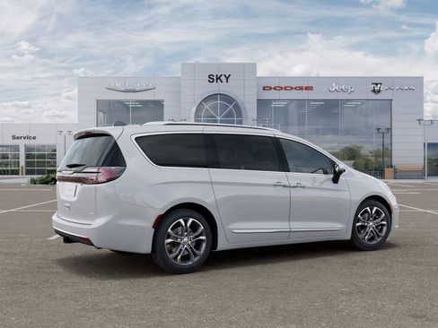 New 2026 Chrysler Pacifica Pinnacle image 4