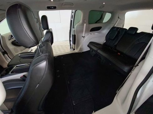 Used 2023 Chrysler Pacifica Touring-L AWD/4WD image 13
