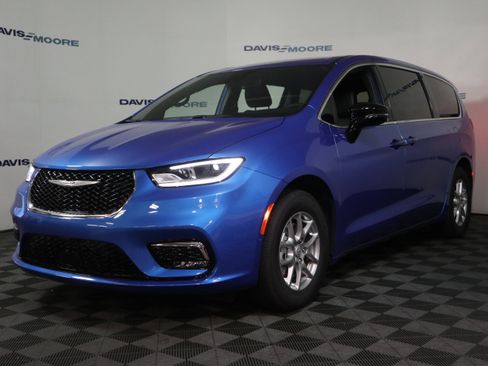 New 2026 Chrysler Pacifica Select image 12