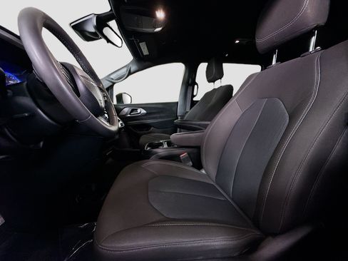 Used 2023 Chrysler Pacifica Touring FWD image 22