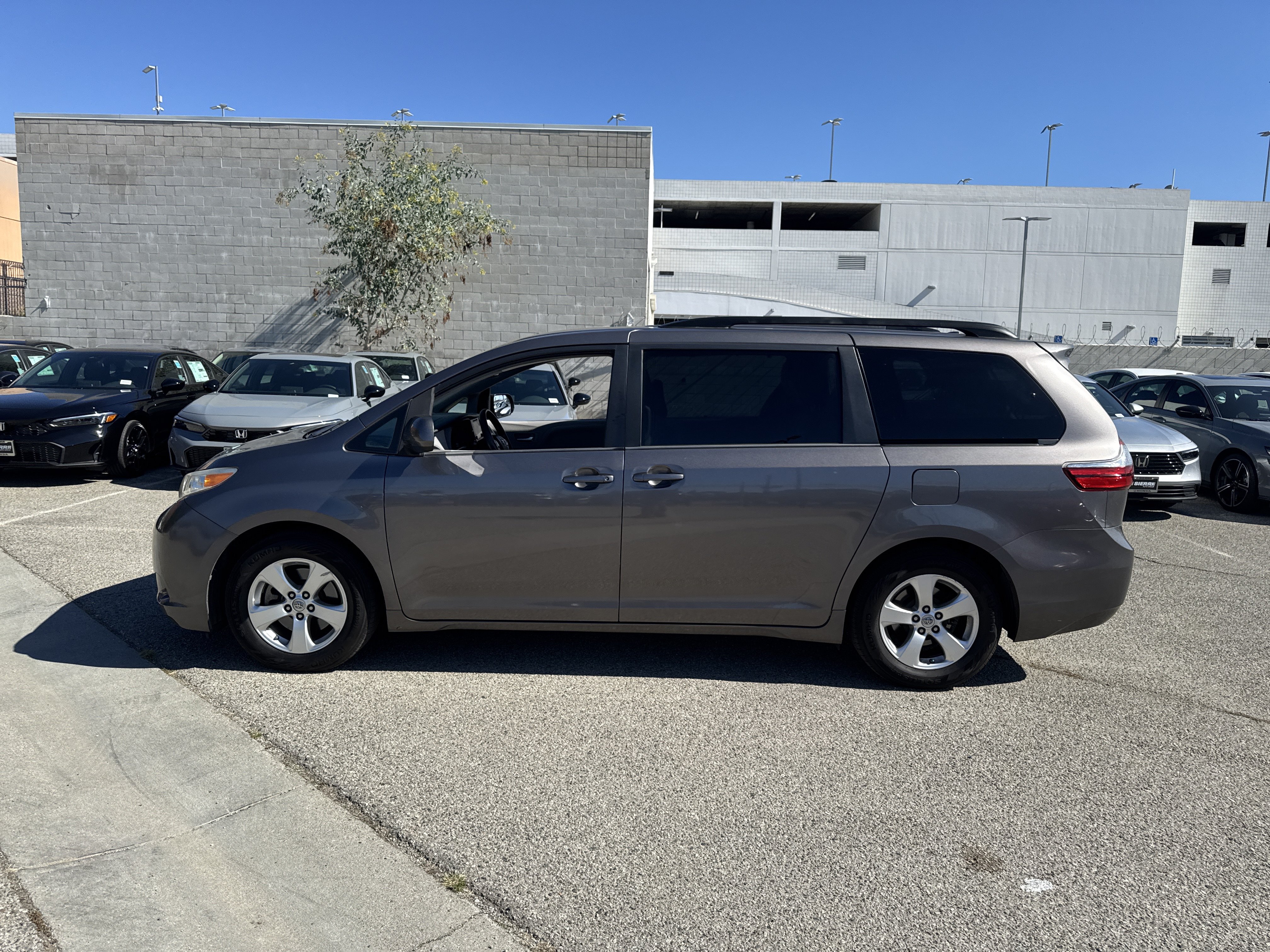 Used 2017 Toyota Sienna LE FWD image 7