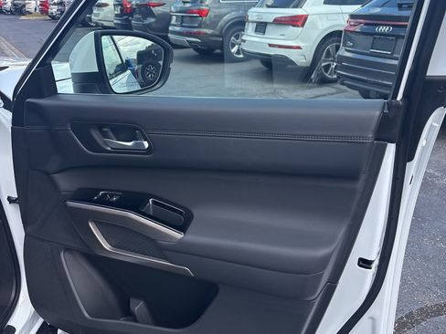 Used 2025 Nissan Pathfinder Platinum image 23