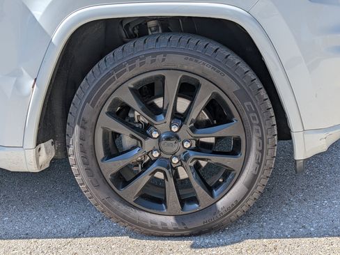 Used 2018 Jeep Grand Cherokee Altitude image 11