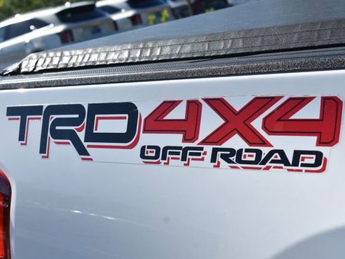 Used 2018 Toyota Tacoma TRD Off-Road AWD/4WD image 15