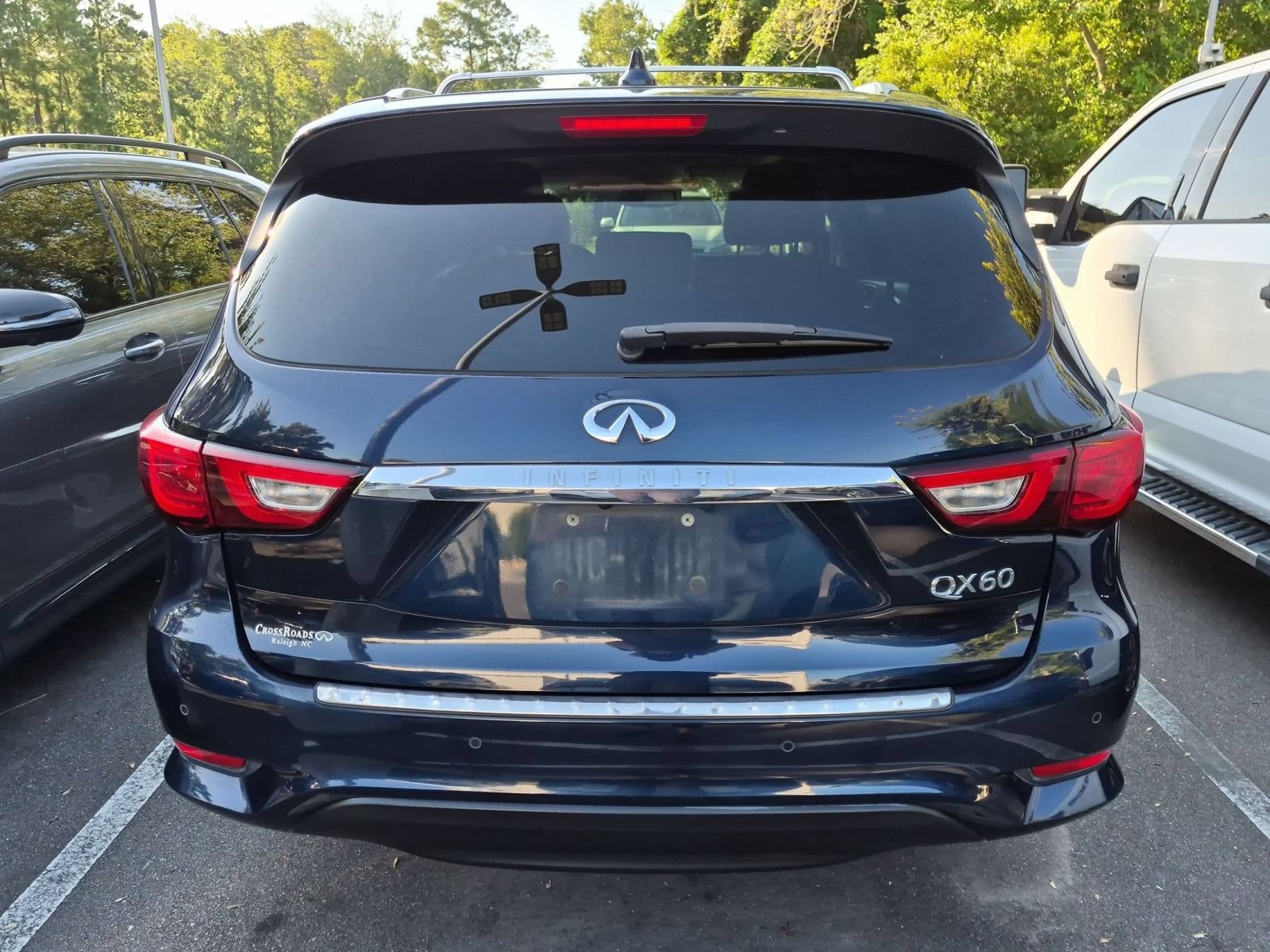 Used 2017 INFINITI QX60 Luxe w/ Deluxe Technology Package AWD/4WD image 3