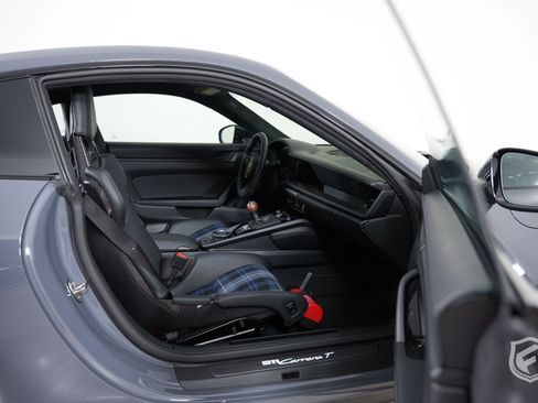 Used 2025 Porsche 911 Carrera RWD image 34