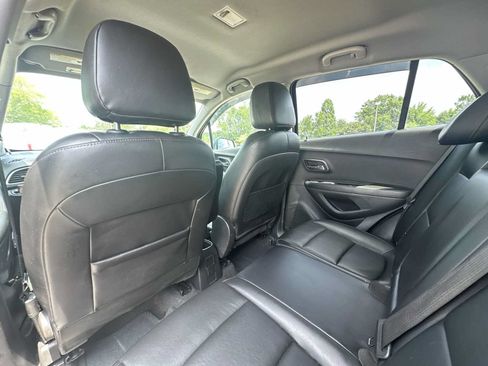 Used 2021 Chevrolet Trax LT w/ Premium Seat Package AWD/4WD image 18