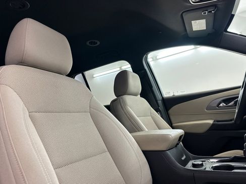 Used 2022 Chevrolet Traverse LS image 30