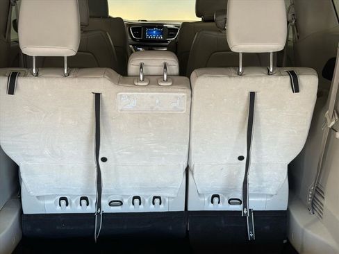 Used 2021 Chrysler Voyager Lxi image 17