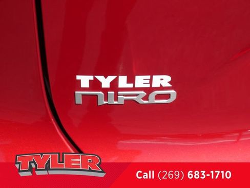 Used 2025 Kia Niro SX image 14