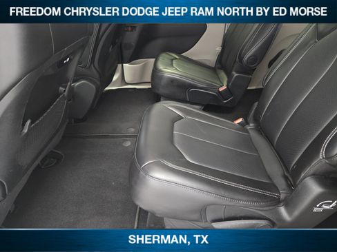 Used 2024 Chrysler Pacifica Touring-L image 20