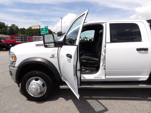 Used 2024 RAM 5500 Tradesman w/ Chrome Appearance Group AWD/4WD image 13