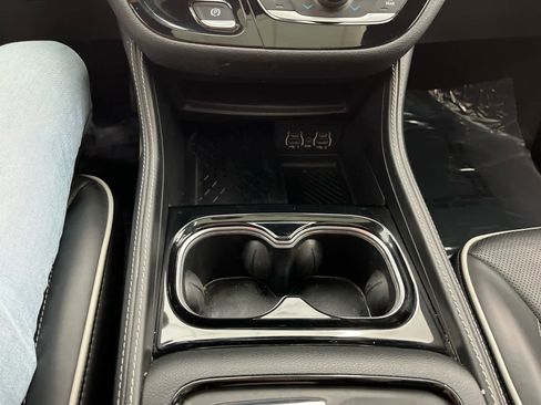 Used 2025 Chrysler Pacifica Limited image 27