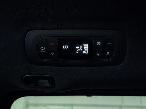 Used 2025 Chrysler Pacifica Limited FWD image 30