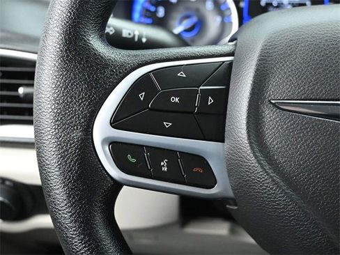 Used 2021 Chrysler Voyager L image 23