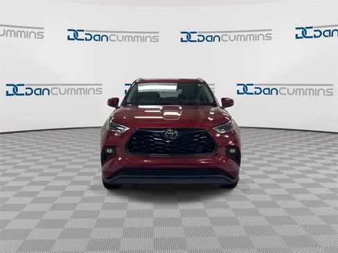 Used 2022 Toyota Highlander XLE image 3