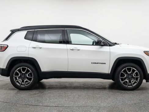 Used 2025 Jeep Compass Trailhawk AWD/4WD image 11