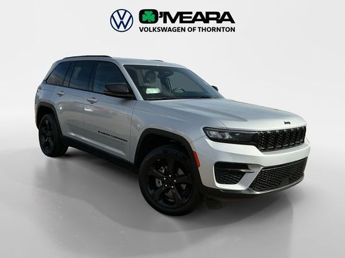 Used 2023 Jeep Grand Cherokee Altitude image 7