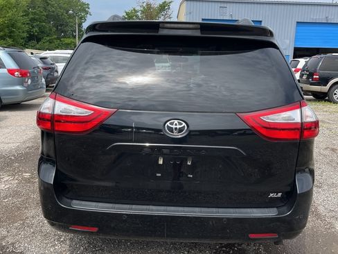 Used 2017 Toyota Sienna XLE w/ XLE Navigation Package FWD image 7