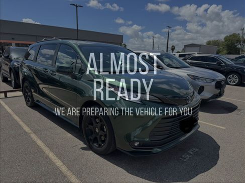 Used 2025 Toyota Sienna XLE Woodland Edition AWD/4WD image 5