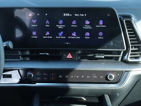 Used 2025 Kia Sportage EX image 9