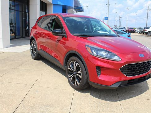 Used 2022 Ford Escape SE w/ SE Sport Appearance Package FWD image 1