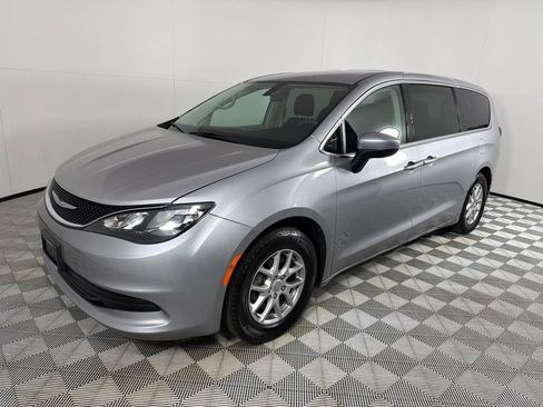 Used 2018 Chrysler Pacifica LX FWD image 9