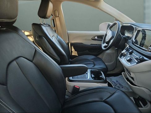 Used 2023 Chrysler Pacifica Touring-L image 13