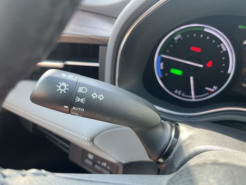 Used 2020 Toyota Avalon XLE w/ Moonroof Package FWD image 15