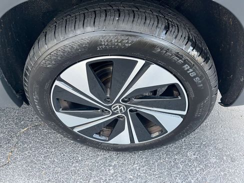 Used 2025 Volkswagen Taos SE image 23