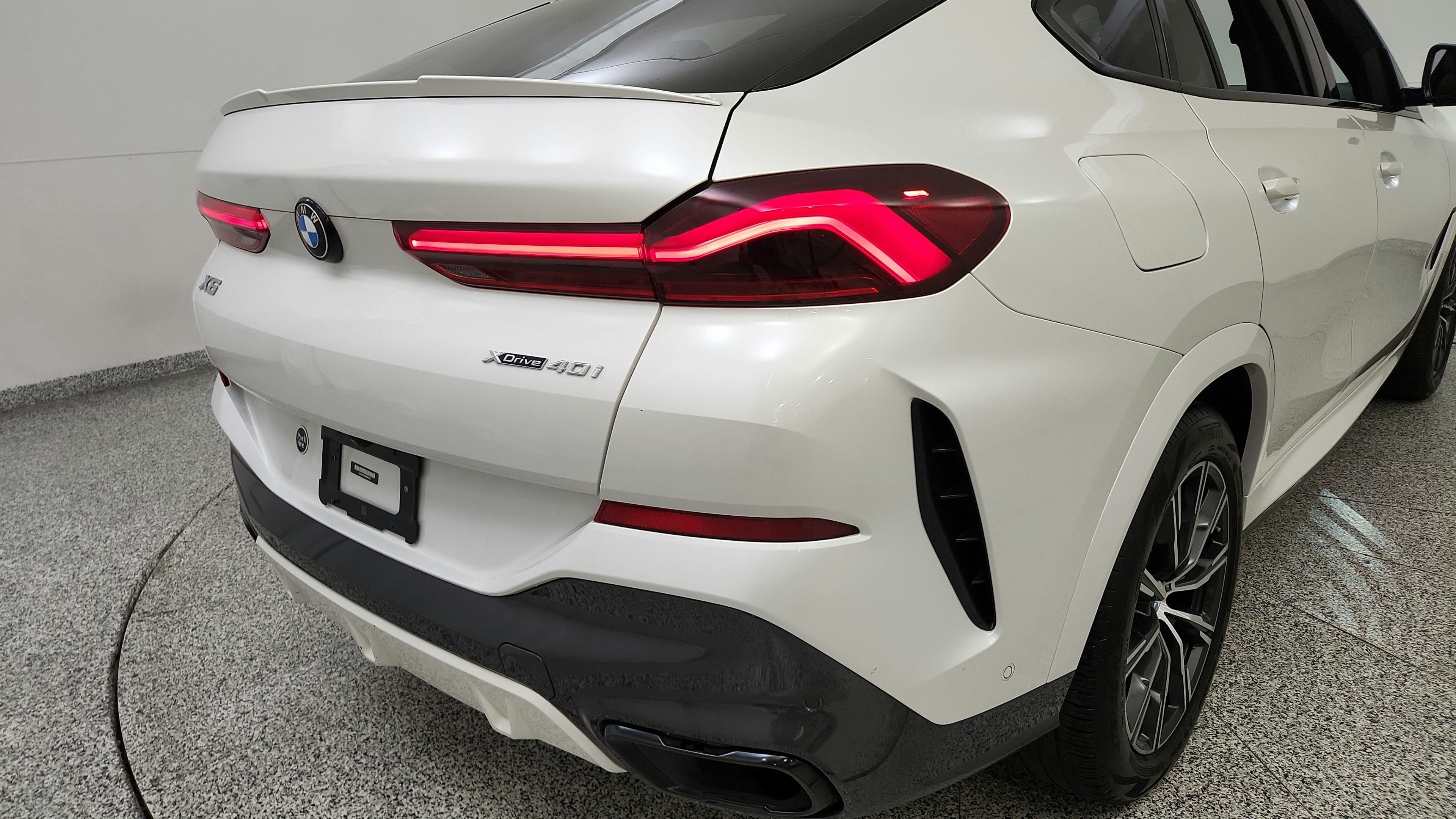 Used 2022 BMW X6 xDrive40i w/ M Sport Package AWD/4WD image 31