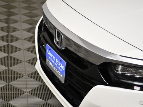 Used 2018 Honda Accord Touring image 11