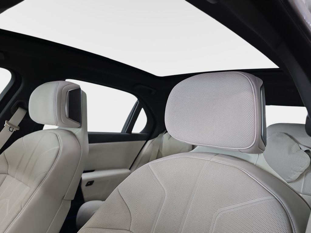 Used 2023 BMW i7 xDrive60 AWD/4WD image 29