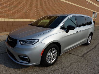 Used 2026 Chrysler Pacifica Select