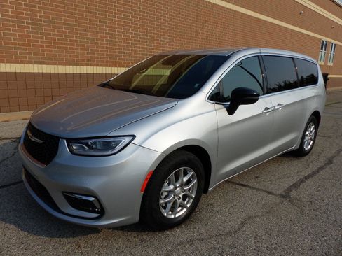 Used 2026 Chrysler Pacifica Select FWD image 1