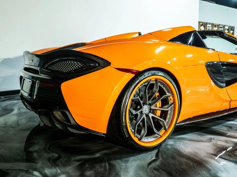 Used 2018 McLaren 570S Spider image 9