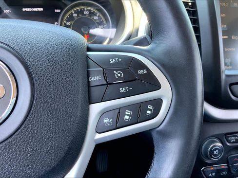 Used 2017 Jeep Cherokee Trailhawk AWD/4WD image 24