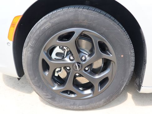 Used 2024 Chrysler Pacifica Premium FWD image 35
