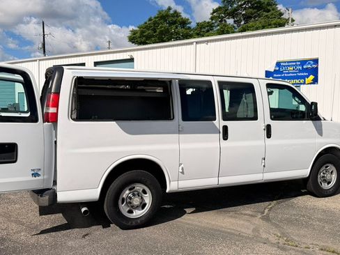 Used 2016 Chevrolet Express 3500 w/ Express Access Plus Package RWD image 6
