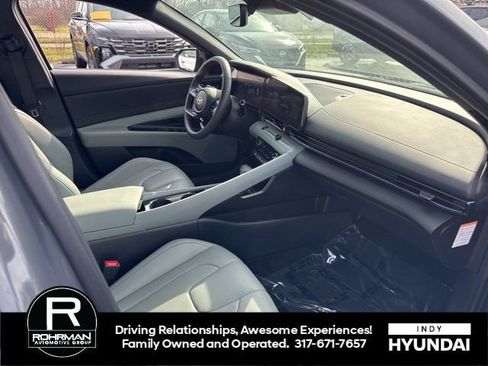 Used 2025 Hyundai Elantra Limited image 10